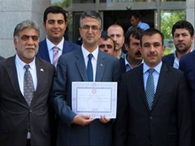 MHP´li Aydın, mazbatasını aldı