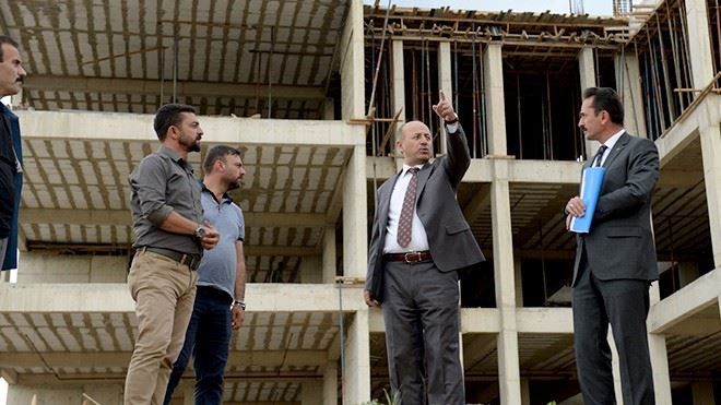 Vali Seyfettin Azizoğlu, okul ve halk kütüphanesi inşaatlarını denetledi
